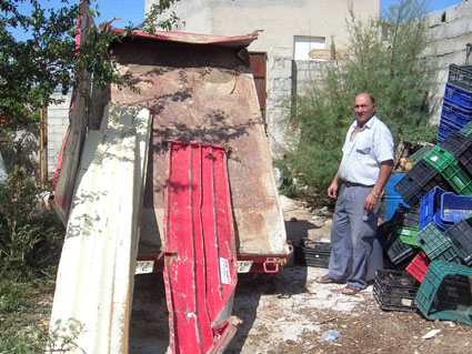 Uno de los agricultores afectados junto al remolque que tambien fue arrastrado por la corriente