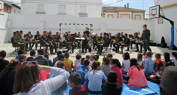 Escolares de Jayena con la Legión