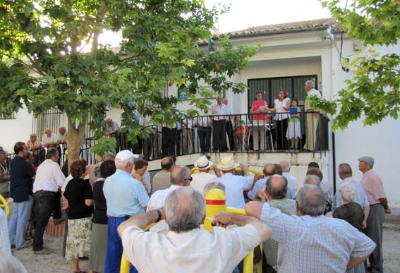  La directora del Centro, da algunas informaciones al respecto de la asamblea 