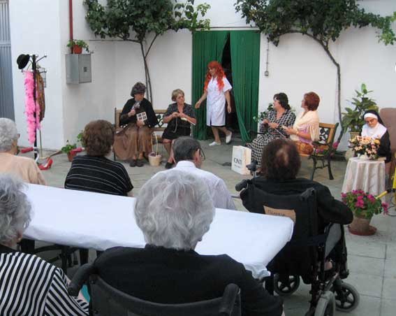  Teatro en el patio de la residencia 