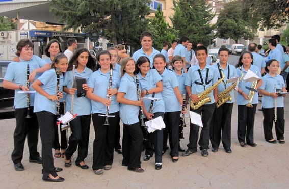  Componentes de la banda de Alhama, preparándose para iniciar el pasacalles 