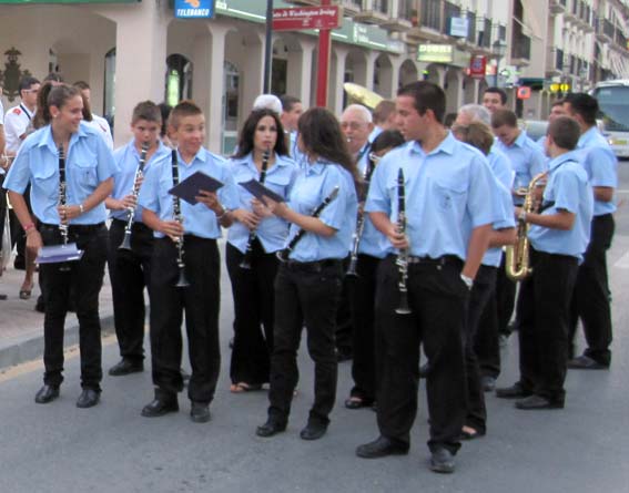  Los jóvenes de la banda de Cogollos de Guadix se preparan para iniciar el pasacalle 