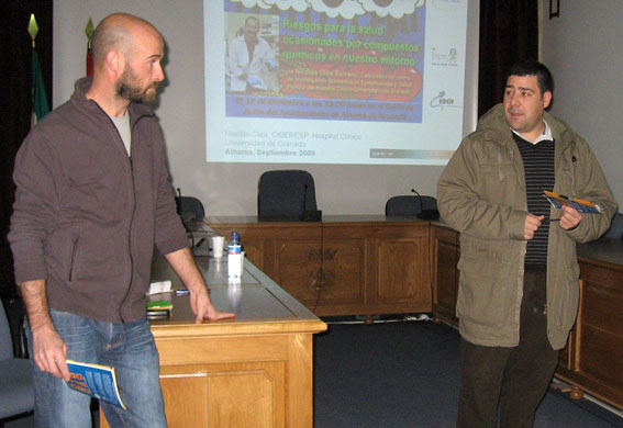  La conferencia y el ponente fueron presentados por el concejal de Medio Ambiente, Manuel Naveros, y el presidente de la asocicación El Quejigo, José Montesionos 