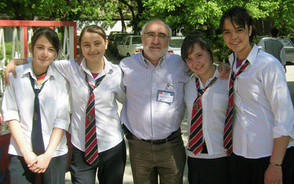 A. Arenas en una reciente visita a un centro educativo turco