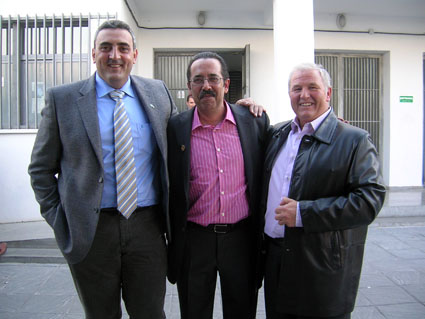 Fernando Veredas (centro) junto al presidente y vicepresidente de la FAPA