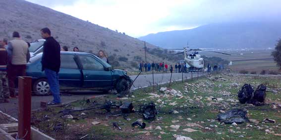  Restos del motor esparcidos por la carretera y cuneta 