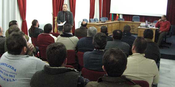  El alcalde de Alhama, Francisco Escobedo, dando detalles de los proyectos 