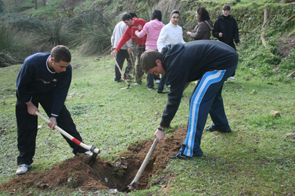 Tras la charla llegó el momento de plantar los árboles