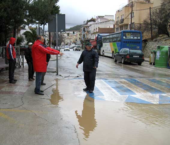  Problemas frente al instituto, el conversa con operarios municipales 