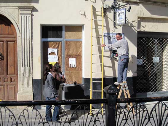  Instalación de los nuevos rótulos en los establecimientos del casco histórico de Alhama 