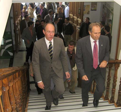 El consejero de Medio Ambiente, José Juan Díaz Trillo acompañado por el alcalde de Alhama y presidente de la Mancomunidad de Municipios de la Comarca de Alhama, Francisco Escobedo, en el momento de la llegada al ayuntamiento alhameño 