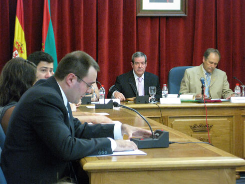 Momento en el que el secretario del ayuntamiento lee el acta