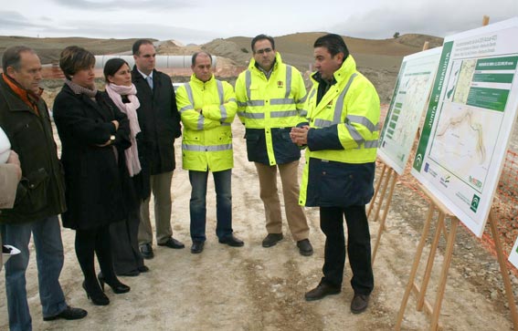  La delegada y los alcaldes reciben las explicaciones de los técnicos 