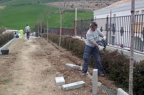 Colocando jardineras en las casillas de San Diego