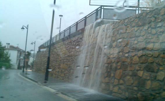 Calle de acceso al pabellón y al polígono industrial 