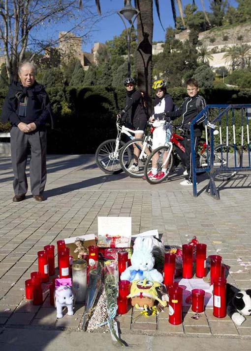 Varios objetos dejados por personas en el lugar donde murió un niño de 6 años atropellado por una carroza de la Cabalgata de los Reyes.  Daniel Pérez (EFE)