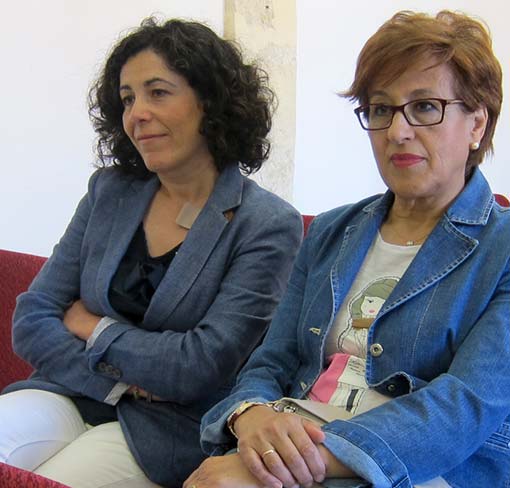 La directora del centro ocupacional de discapacitados (a la izquierda) estuvo presente en la presentación
