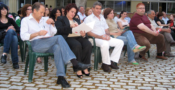  Participantes en el mitin en primerta fila 