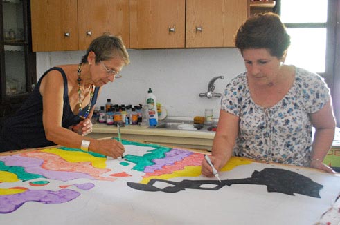 Barbara e Ilumniada en plena faena creadora