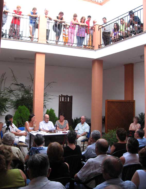  Tanto en el patio, como en la parte superior, se instaló la gente para esta presentación 