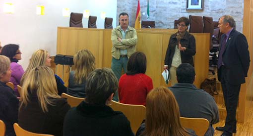 Alumnos y docentes del Taller de Empleo ‘Tratamientos hidrotermales’ junto a la delegada de Economía, Innovación, Ciencia y Empleo, el presidente de la Asociación Termalismo de Andalucía, Francisco Escobedo, y el alcalde de Alhama de Almería Alumnos y docentes del Taller de Empleo ‘Tratamientos hidrotermales’ junto a la delegada de Economía, Innovación, Ciencia y Empleo, el presidente de la Asociación Termalismo de Andalucía, Francisco Escobedo, y el alcalde de Alhama de Almería