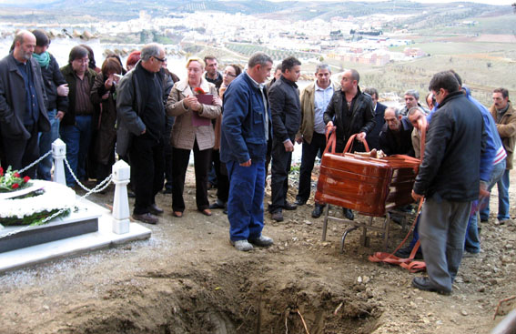  Tony descasa en tierra junto a los restos de su padre, fallecido en 1967 