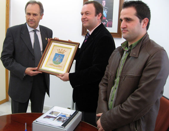  A fin de que el Delegado tuviese un recuerdo de esta primera visita a Alhama, el alcalde le entregó el escudo de la ciudad en cerámica 