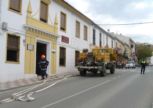  Se empieza el operativo mientras las policía local controla el tráfico 