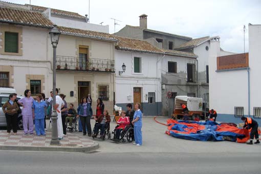  Primeros evacuados y montaje de la carpa de primeros auxilios 