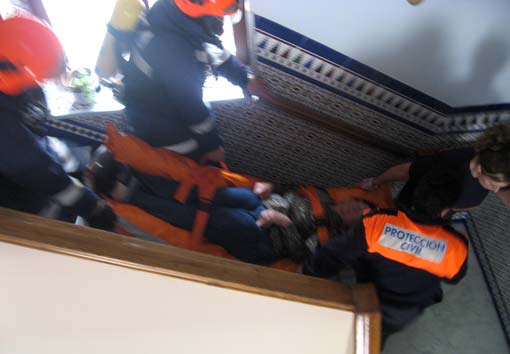  Trasladao del herido por las escaleras del edificio siniestrado 