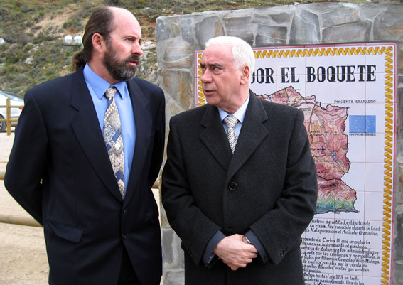  El alcalde de Ventas de Zafarraya conversando con el Consejero 