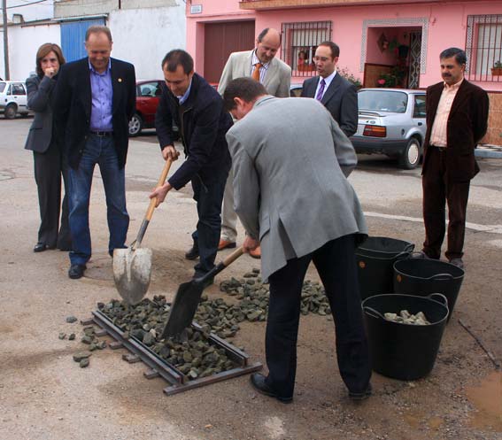  El alcalde de Zafarra y el Delegado de Medio Ambiente proceden a poner  'la primera vía', en presencia de la Delegada de C.Turimo y Deporte, y los alcaldes de Alhama y Ventas de Zafarraya 