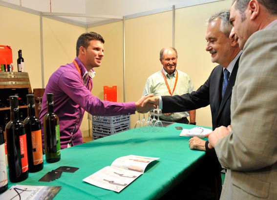  El presidente Griñán a su llegada al stand de Vinícola Alhameña 