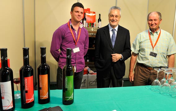  El presdente de la Junta de Andalucía posa en el stand alhameño con los representantes de la cooperativa 